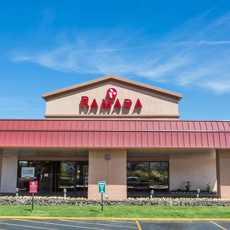 Ramada By Wyndham Medford Hotel & Conference Center Екстер'єр фото