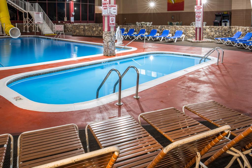 Ramada By Wyndham Medford Hotel & Conference Center Екстер'єр фото