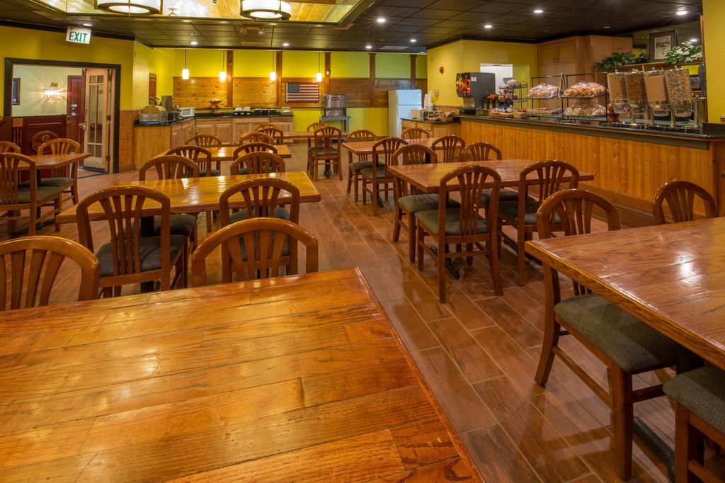 Ramada By Wyndham Medford Hotel & Conference Center Екстер'єр фото