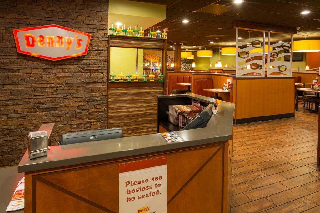 Ramada By Wyndham Medford Hotel & Conference Center Екстер'єр фото