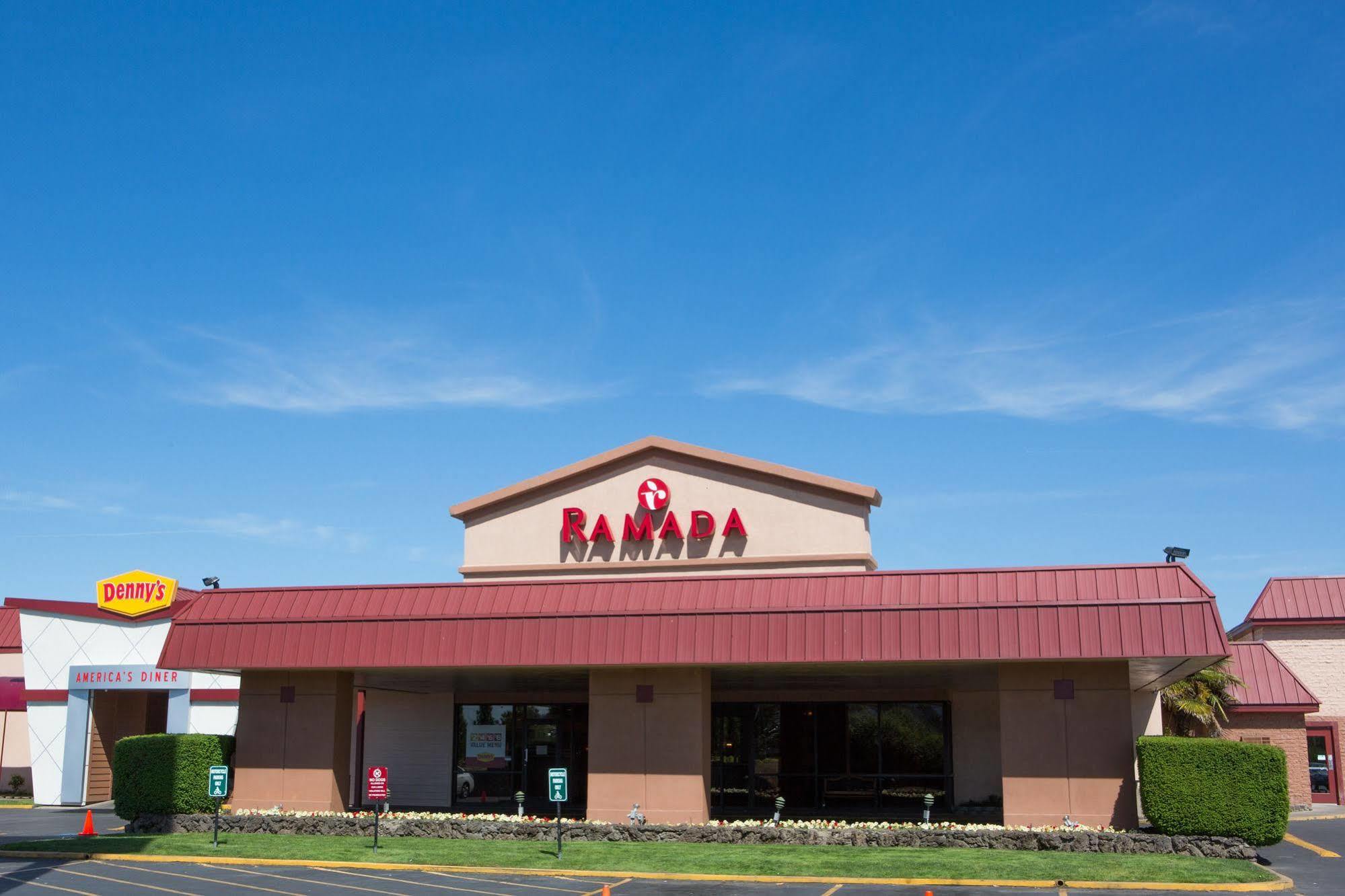 Ramada By Wyndham Medford Hotel & Conference Center Екстер'єр фото
