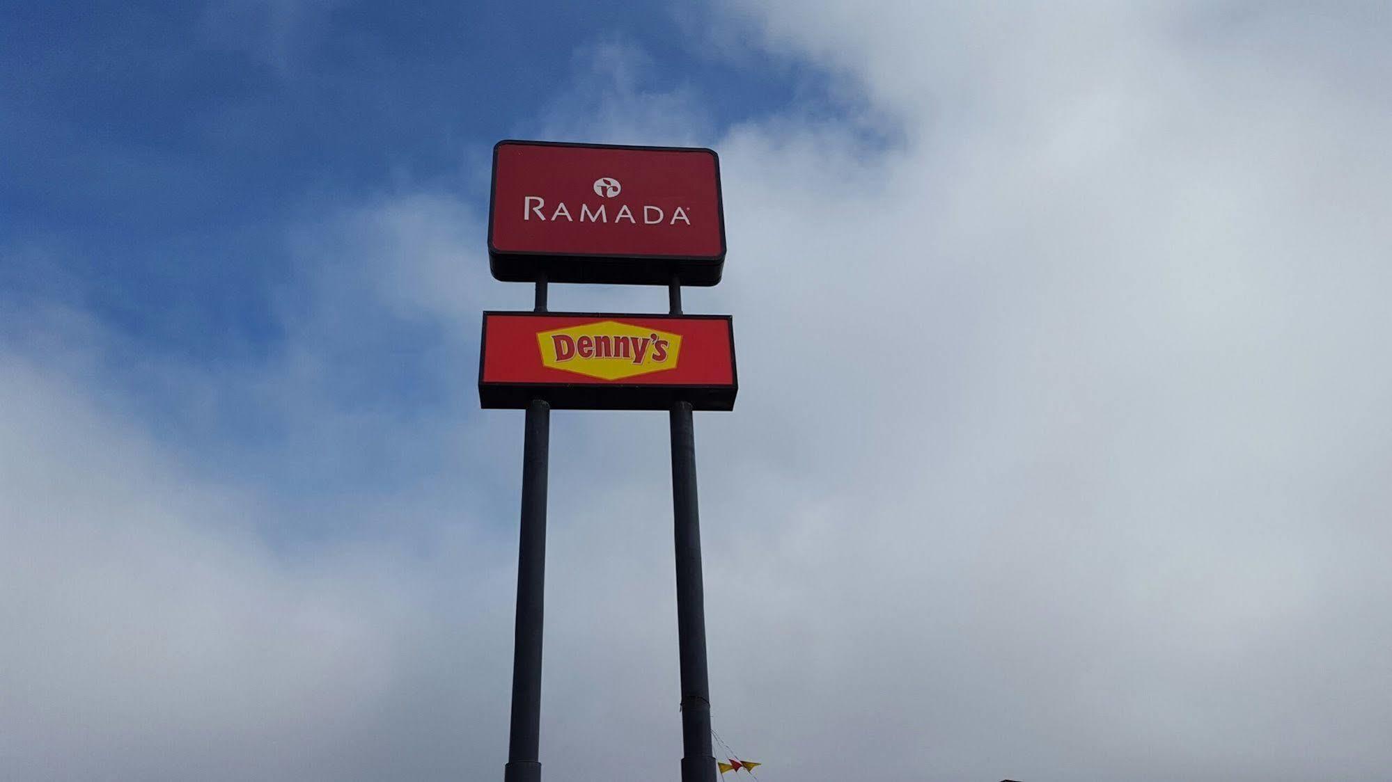 Ramada By Wyndham Medford Hotel & Conference Center Екстер'єр фото