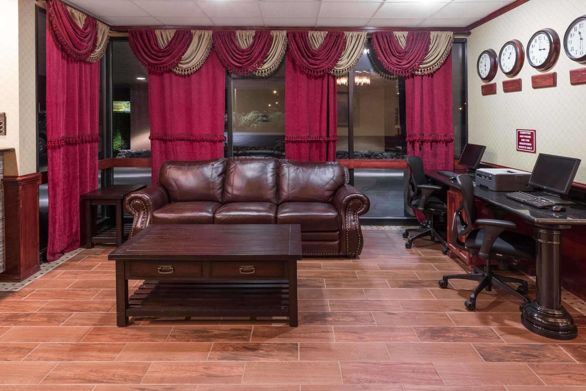 Ramada By Wyndham Medford Hotel & Conference Center Екстер'єр фото
