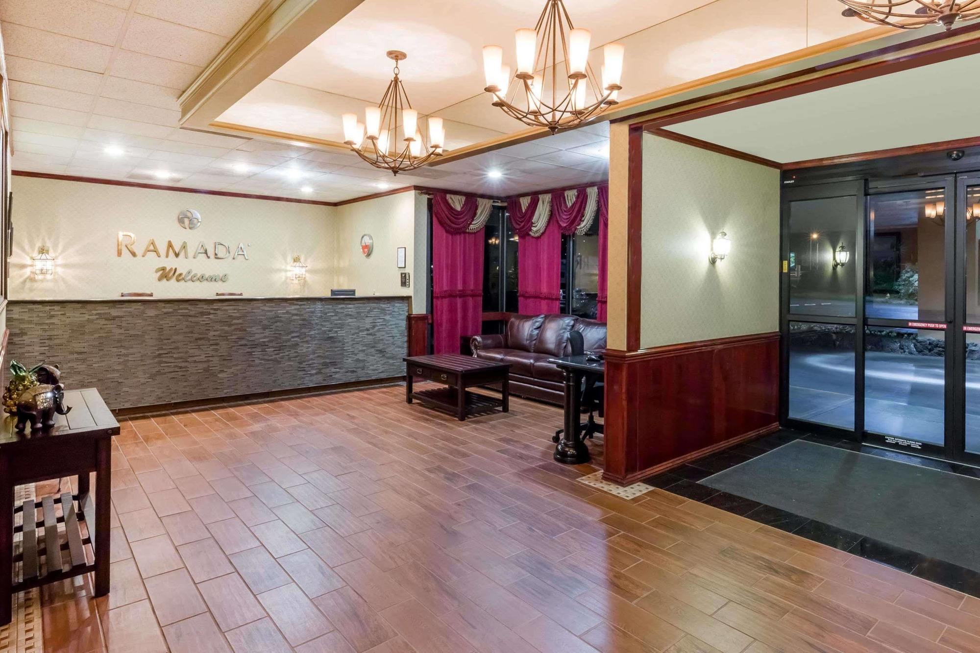 Ramada By Wyndham Medford Hotel & Conference Center Екстер'єр фото