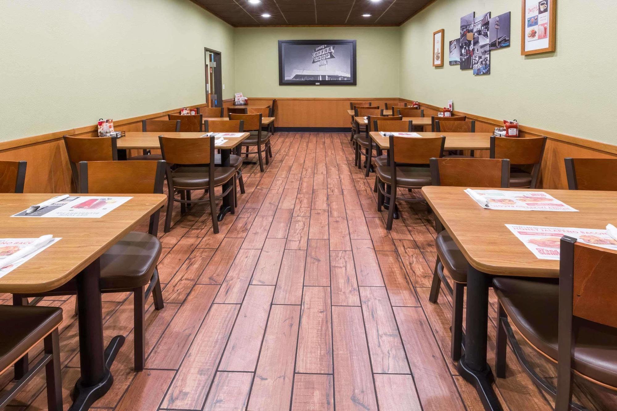 Ramada By Wyndham Medford Hotel & Conference Center Екстер'єр фото