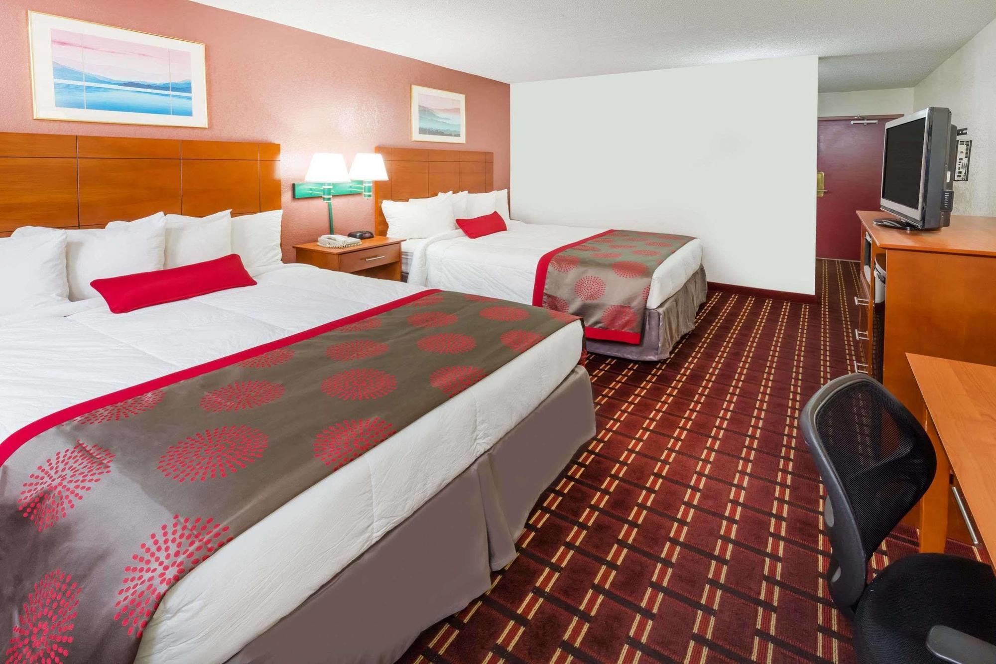Ramada By Wyndham Medford Hotel & Conference Center Екстер'єр фото