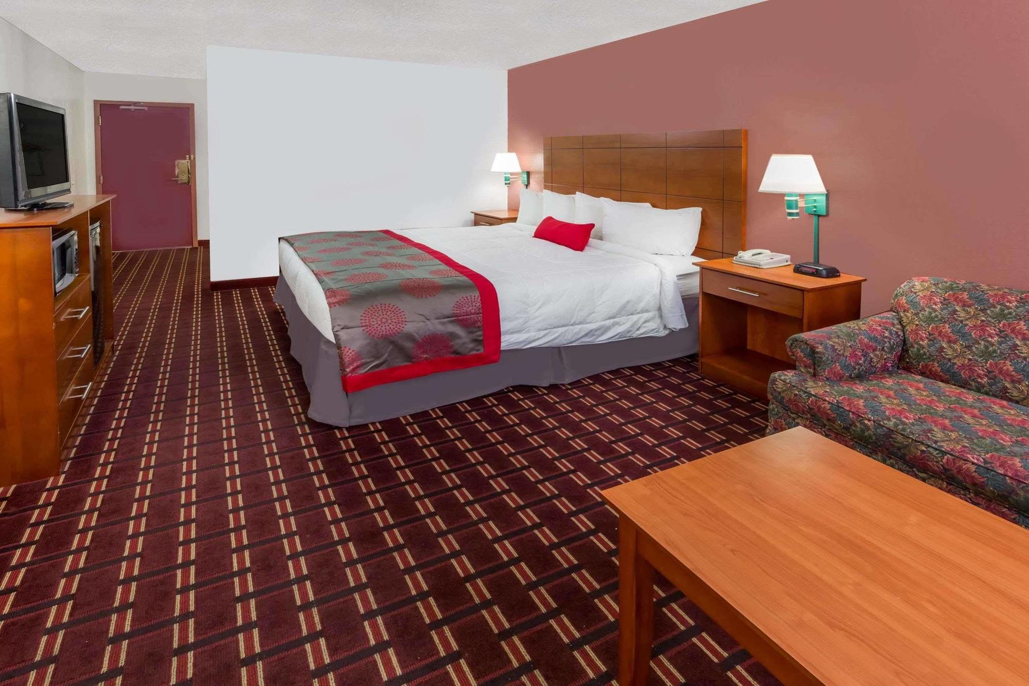 Ramada By Wyndham Medford Hotel & Conference Center Екстер'єр фото