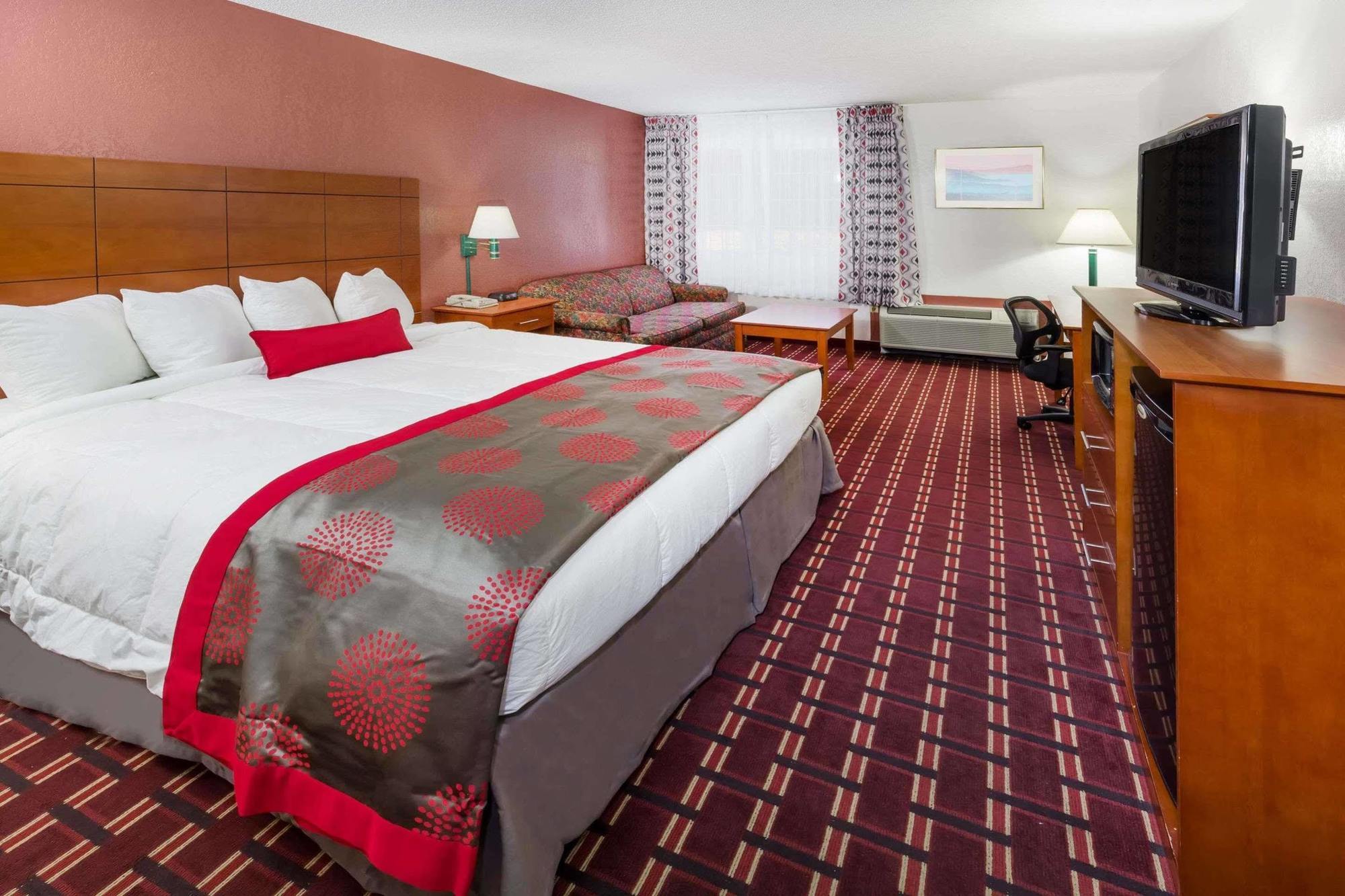 Ramada By Wyndham Medford Hotel & Conference Center Екстер'єр фото