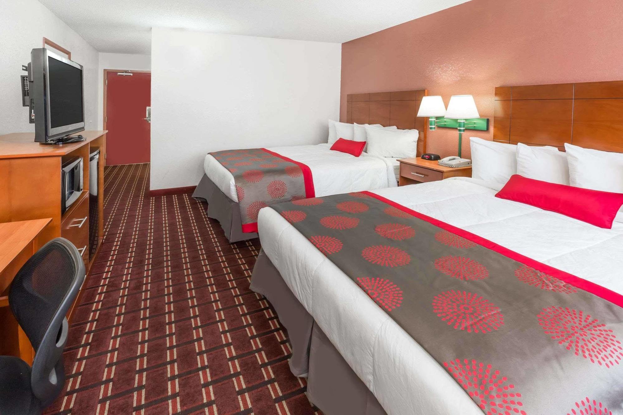 Ramada By Wyndham Medford Hotel & Conference Center Екстер'єр фото