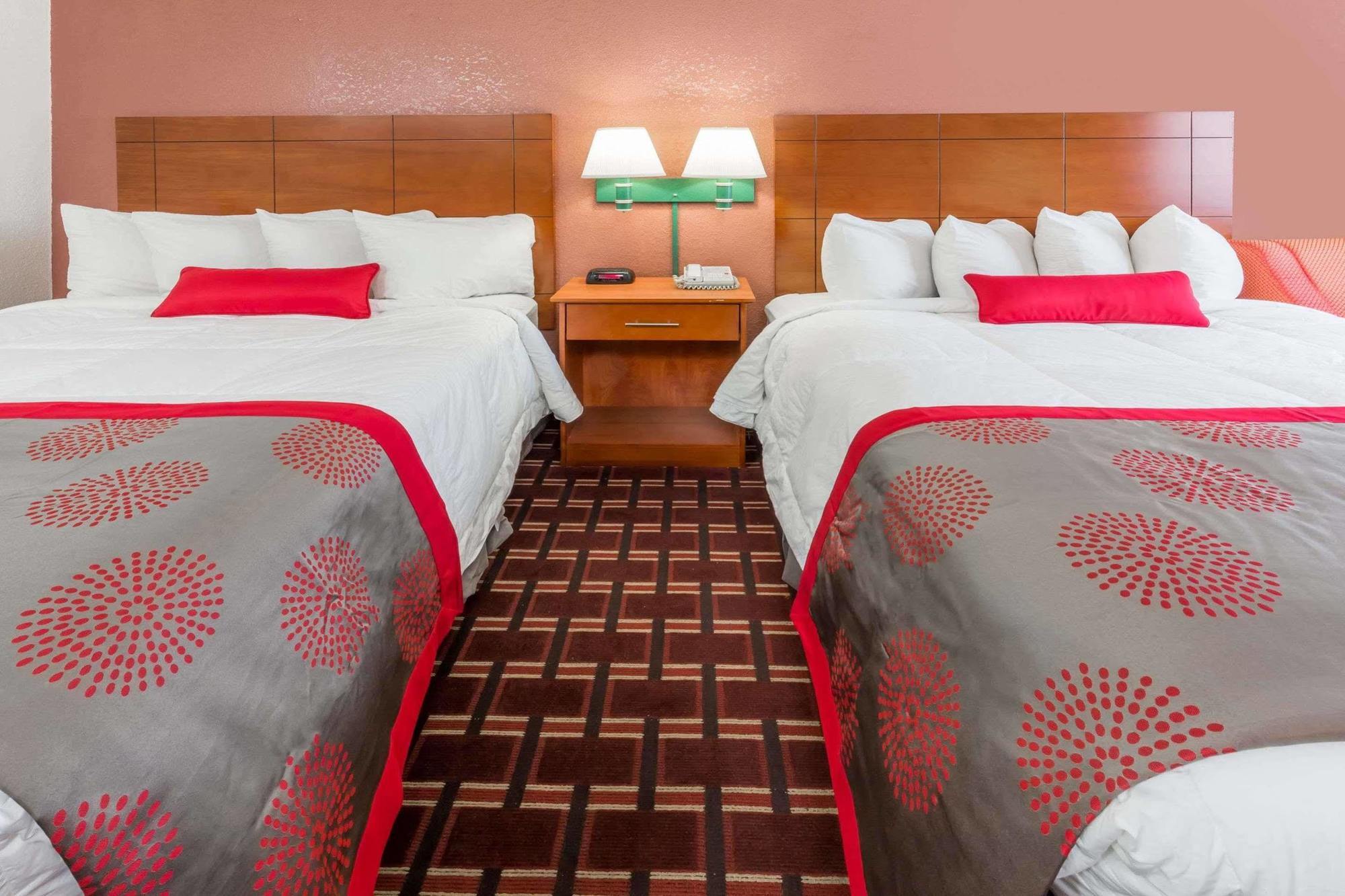 Ramada By Wyndham Medford Hotel & Conference Center Екстер'єр фото