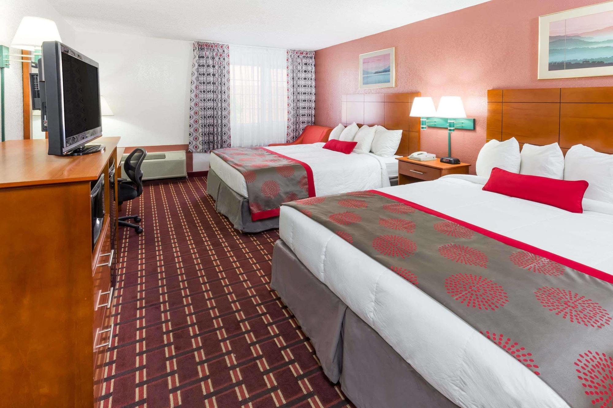Ramada By Wyndham Medford Hotel & Conference Center Екстер'єр фото