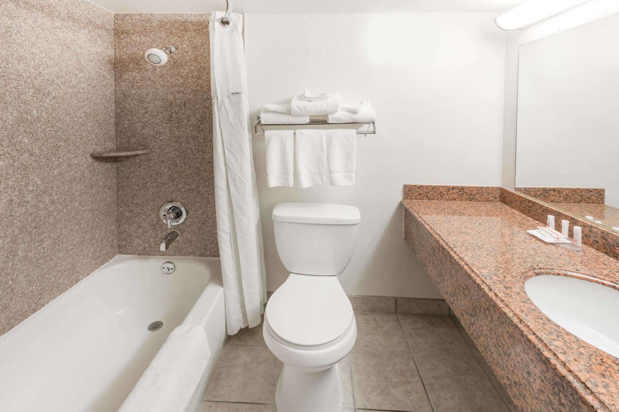 Ramada By Wyndham Medford Hotel & Conference Center Екстер'єр фото