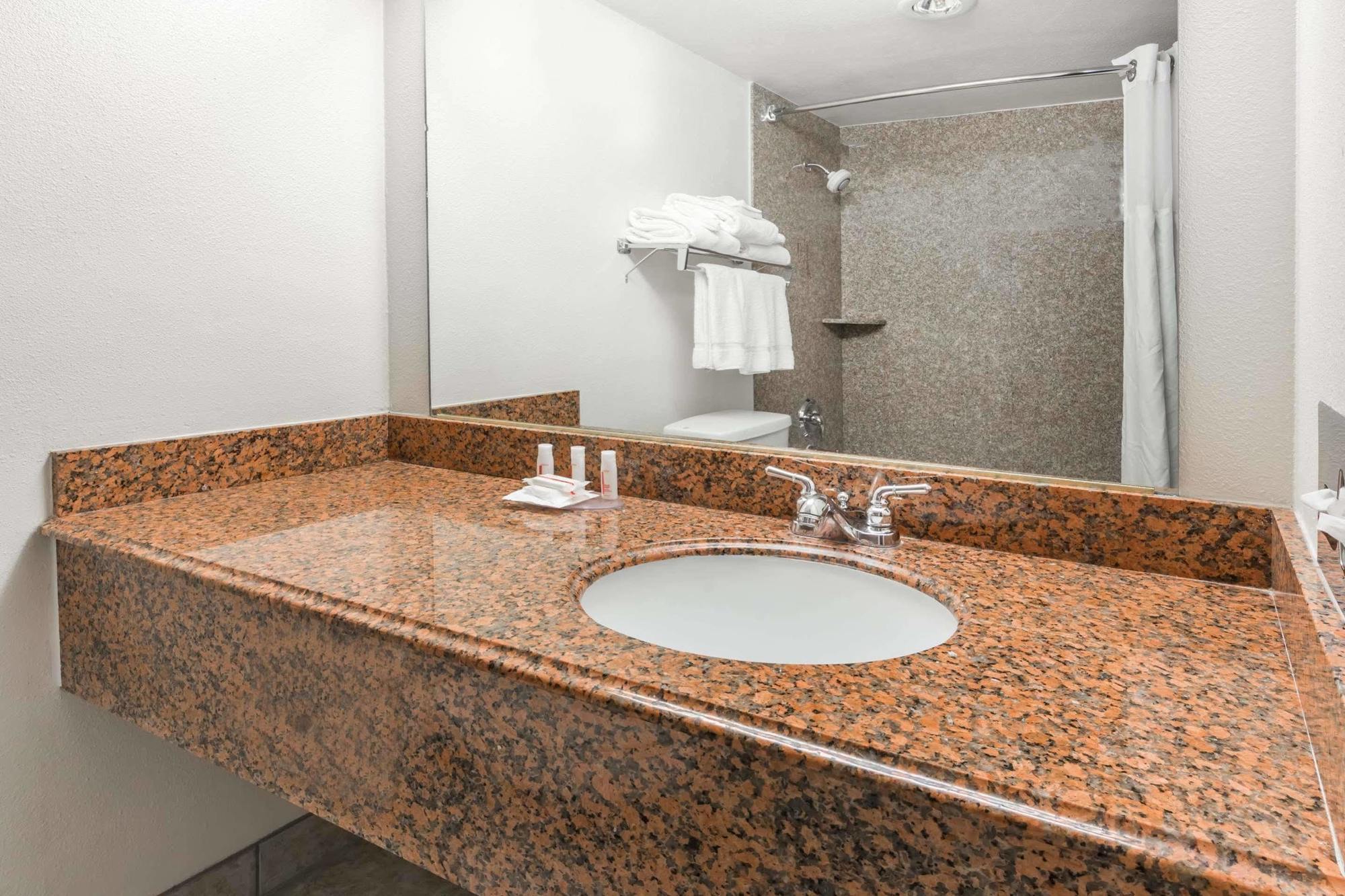 Ramada By Wyndham Medford Hotel & Conference Center Екстер'єр фото