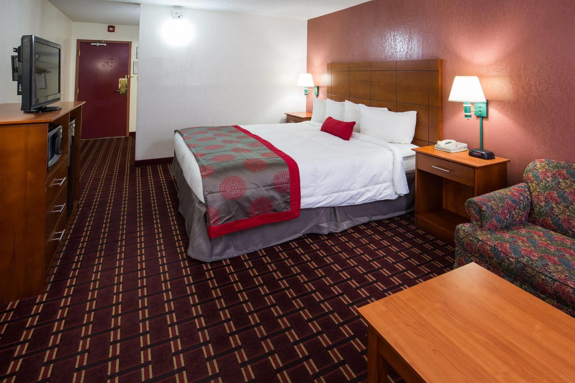 Ramada By Wyndham Medford Hotel & Conference Center Екстер'єр фото
