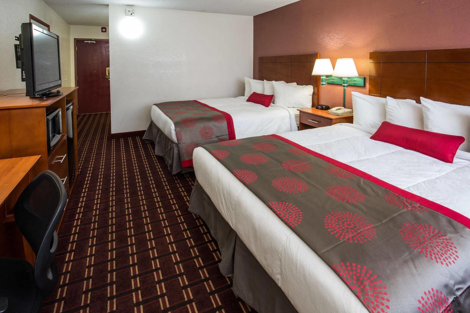 Ramada By Wyndham Medford Hotel & Conference Center Екстер'єр фото