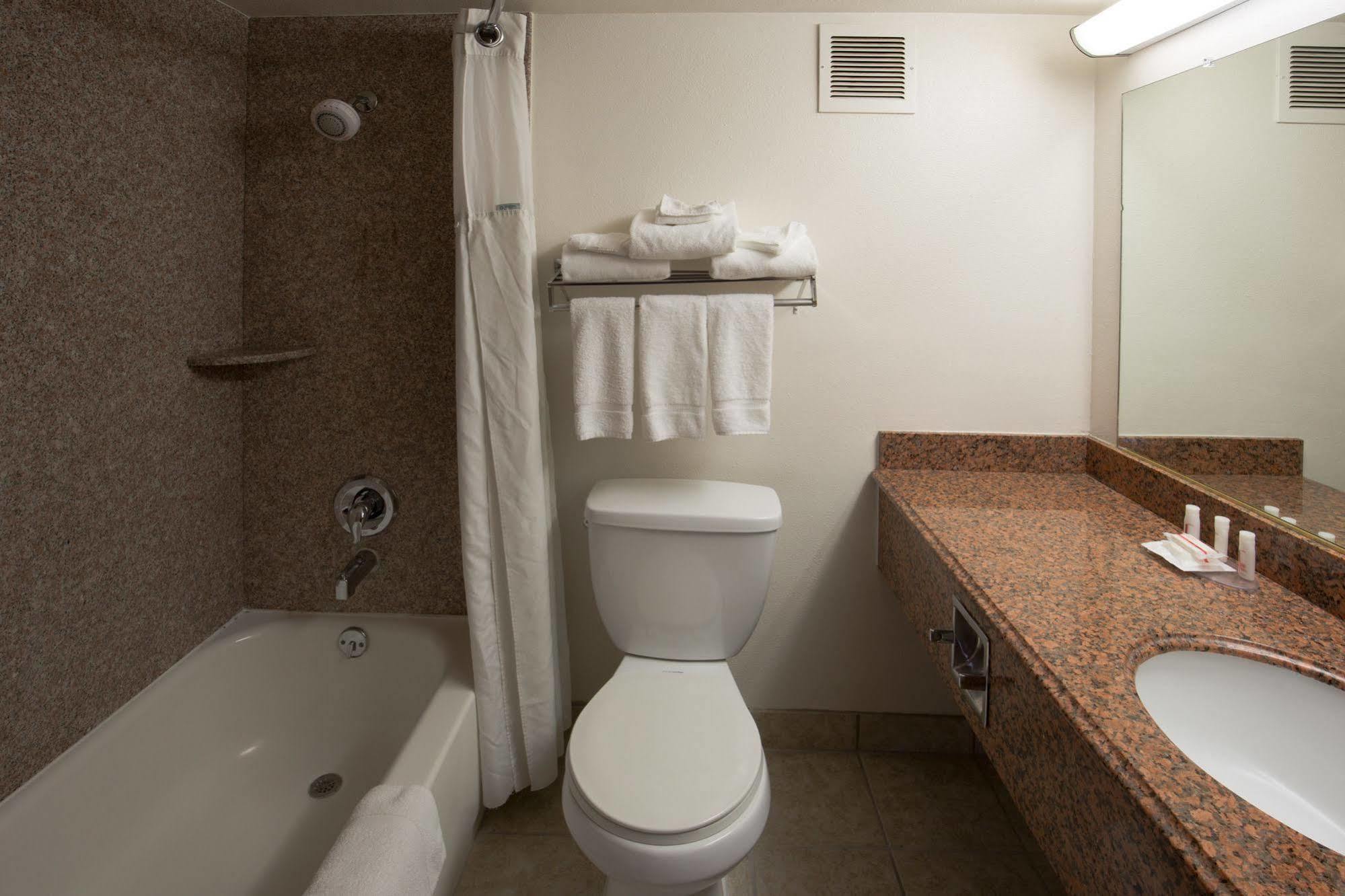 Ramada By Wyndham Medford Hotel & Conference Center Екстер'єр фото