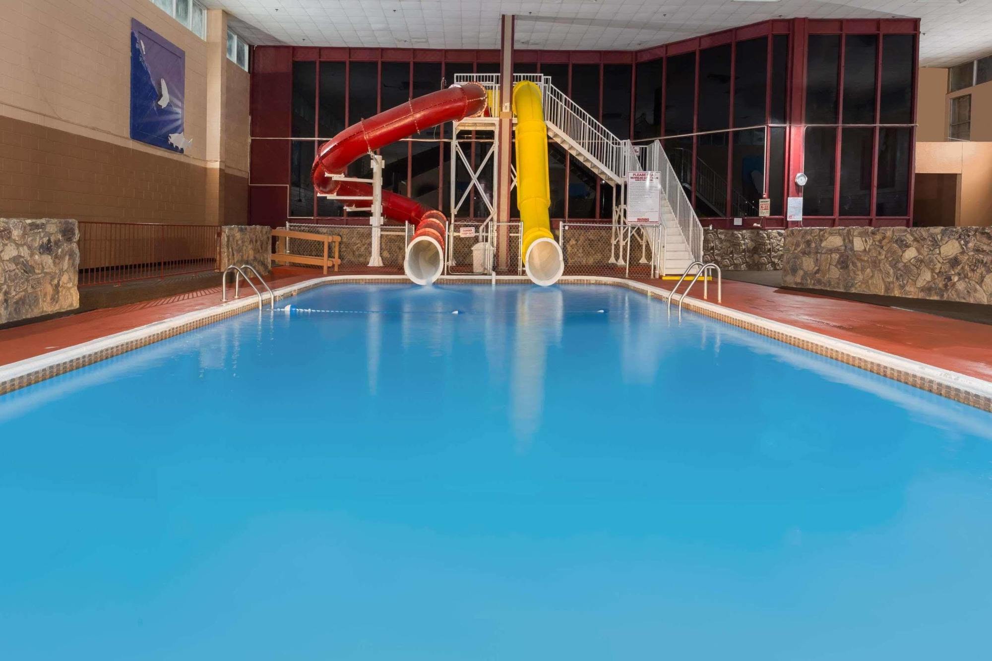 Ramada By Wyndham Medford Hotel & Conference Center Екстер'єр фото