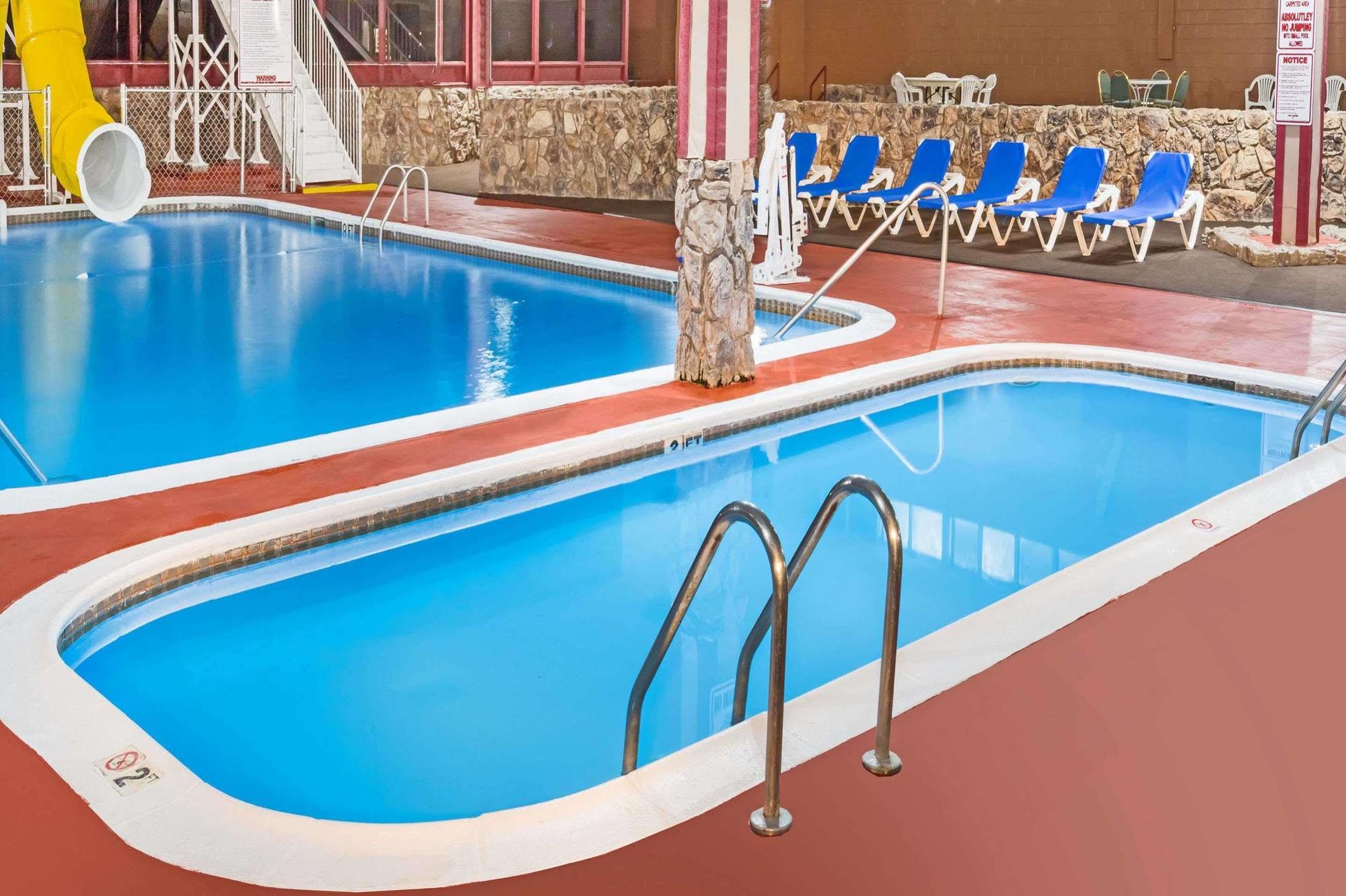 Ramada By Wyndham Medford Hotel & Conference Center Екстер'єр фото