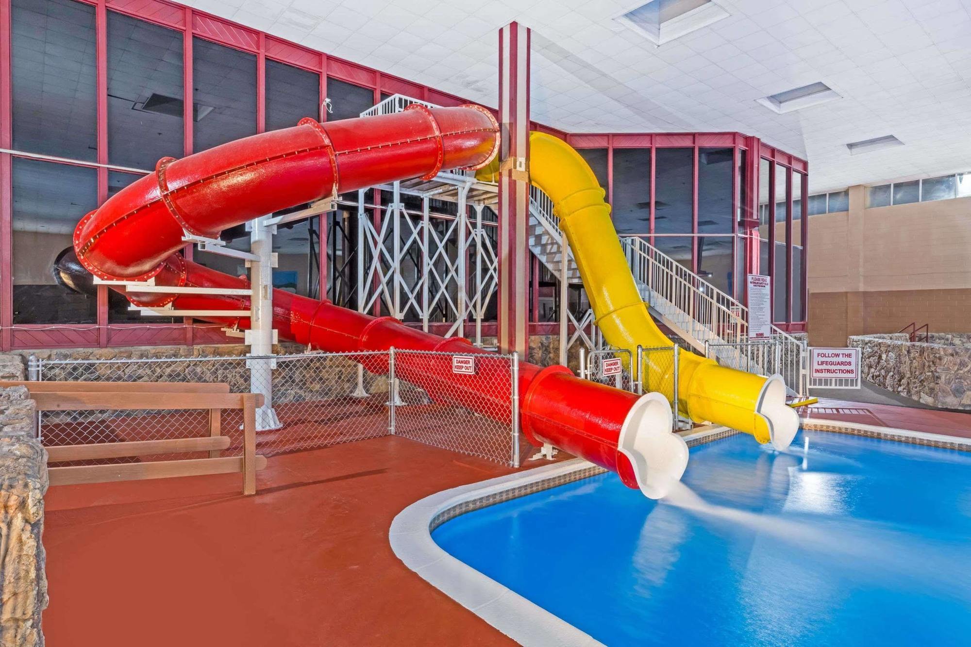 Ramada By Wyndham Medford Hotel & Conference Center Екстер'єр фото