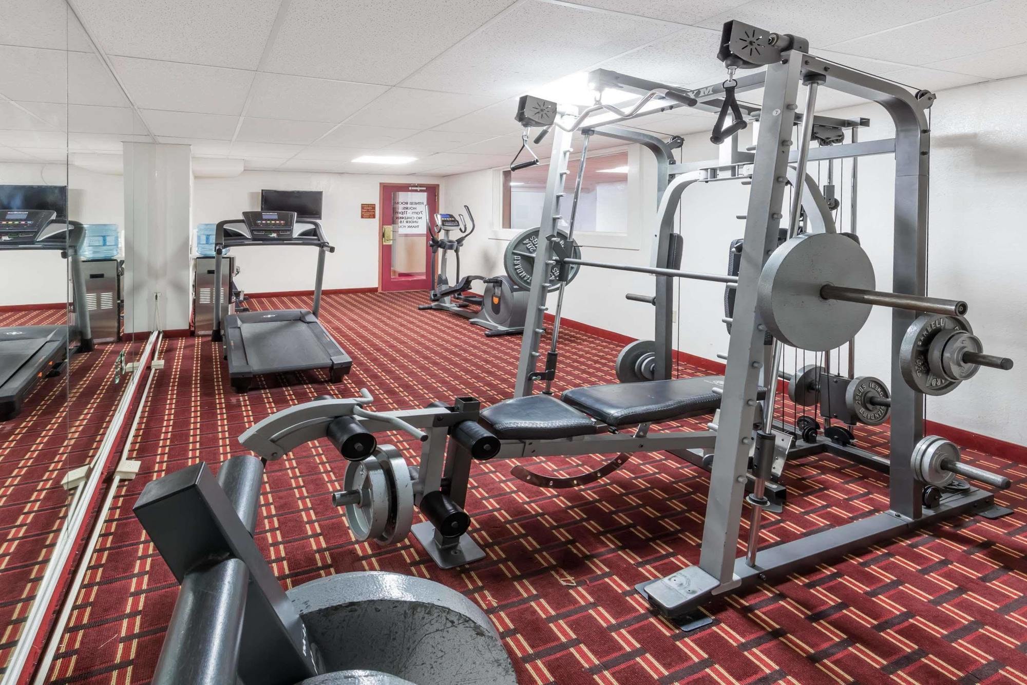 Ramada By Wyndham Medford Hotel & Conference Center Екстер'єр фото