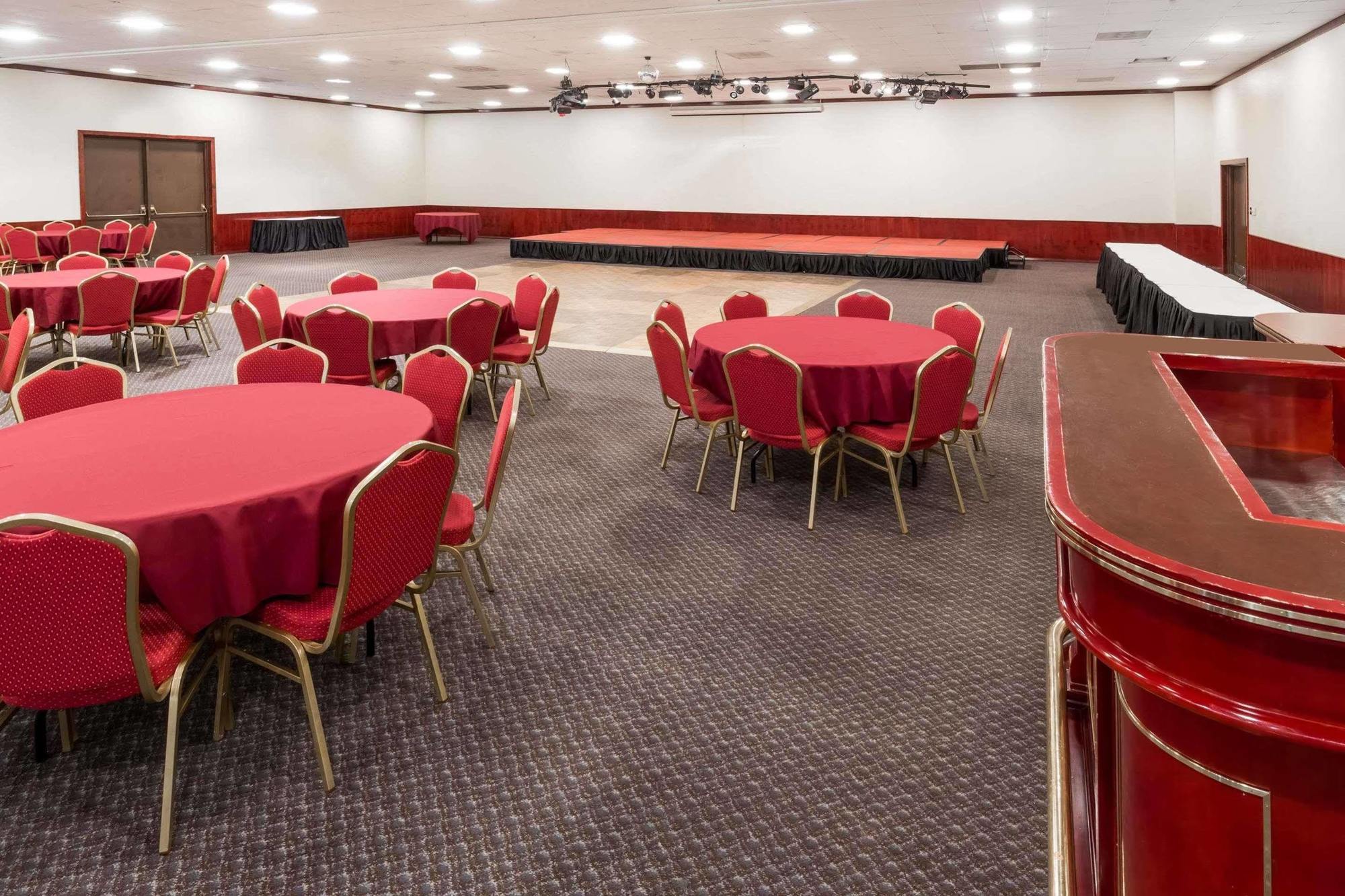 Ramada By Wyndham Medford Hotel & Conference Center Екстер'єр фото
