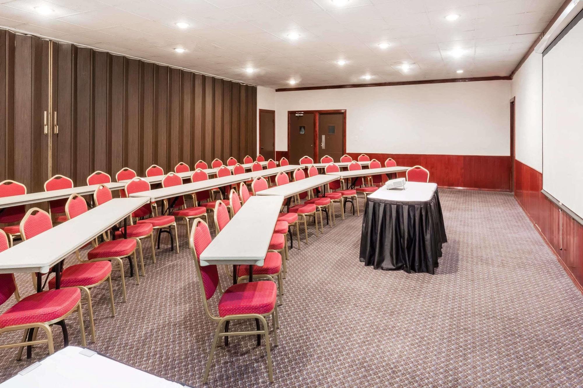 Ramada By Wyndham Medford Hotel & Conference Center Екстер'єр фото