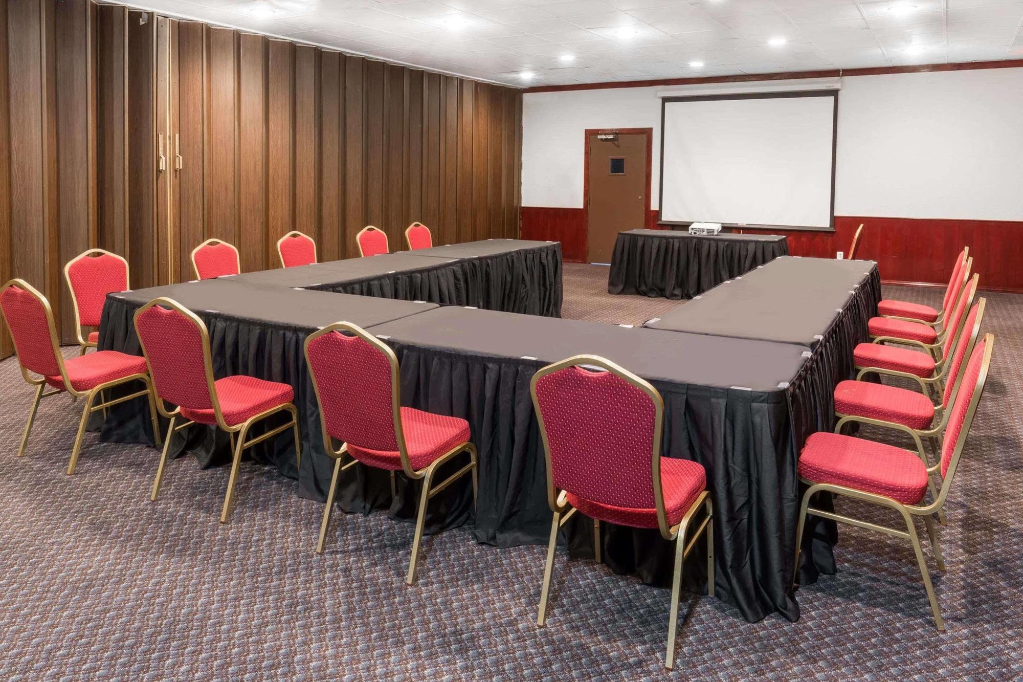 Ramada By Wyndham Medford Hotel & Conference Center Екстер'єр фото