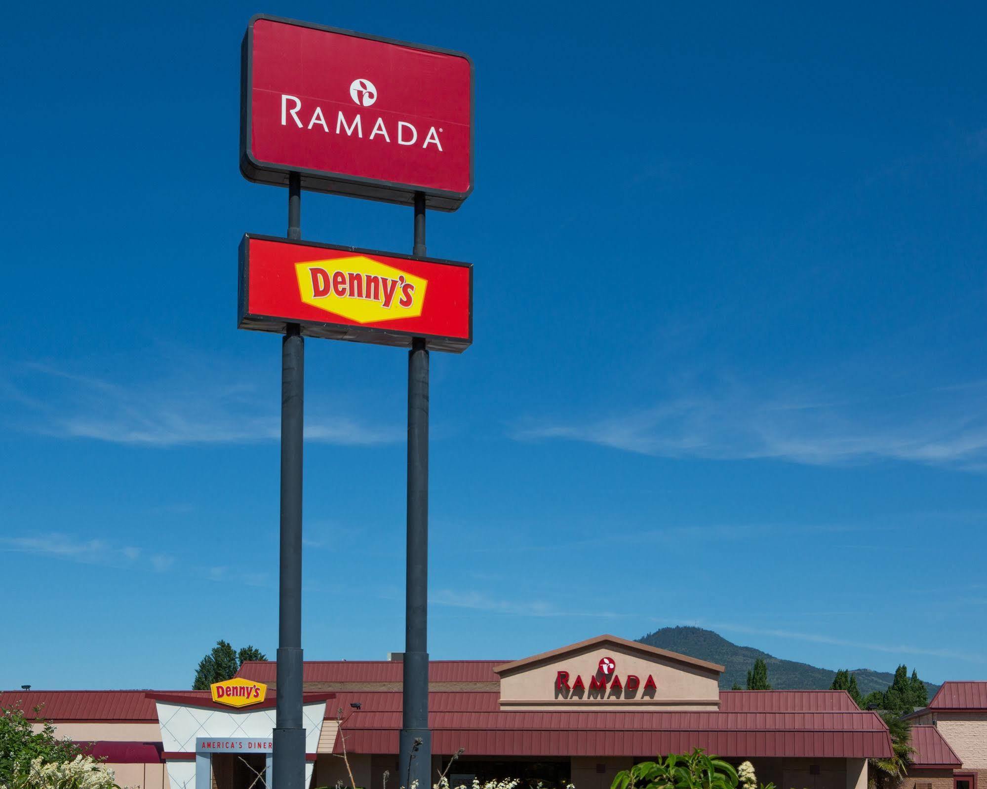 Ramada By Wyndham Medford Hotel & Conference Center Екстер'єр фото