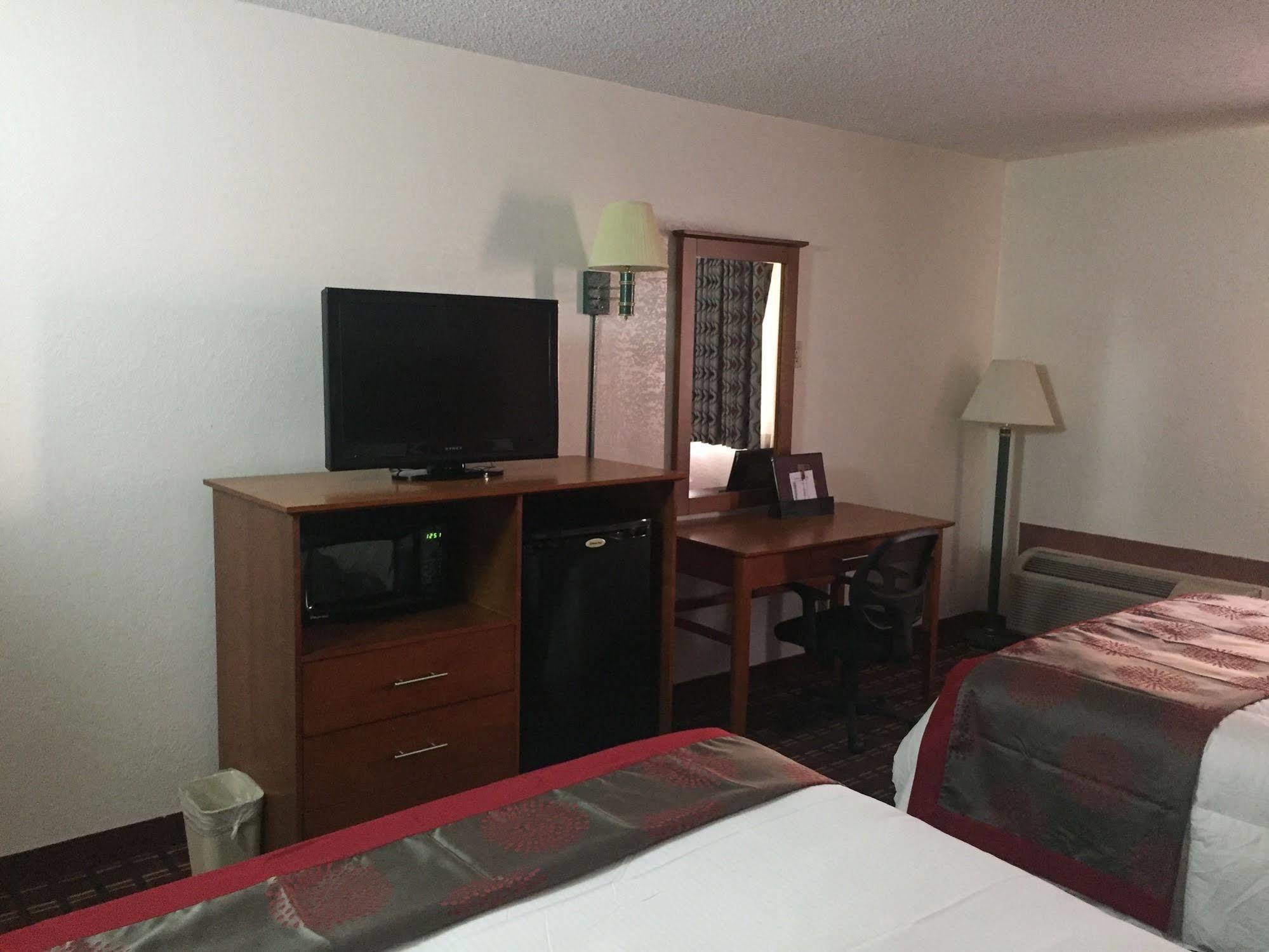 Ramada By Wyndham Medford Hotel & Conference Center Екстер'єр фото