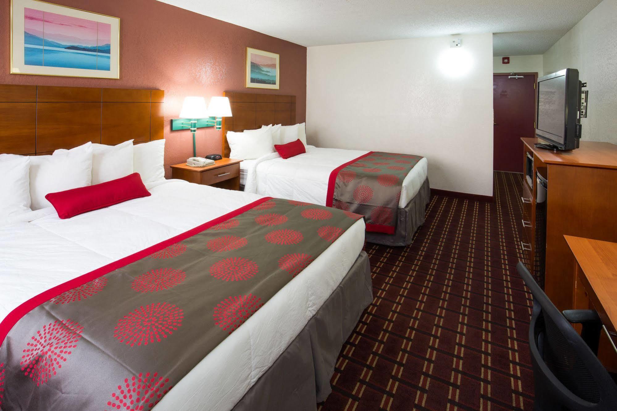 Ramada By Wyndham Medford Hotel & Conference Center Екстер'єр фото