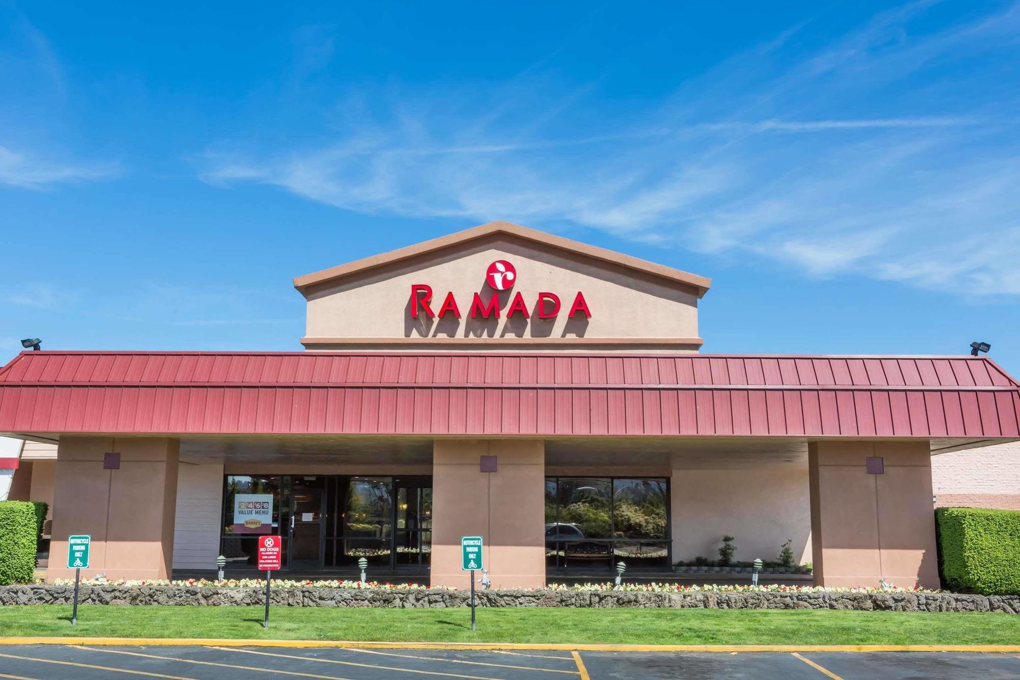 Ramada By Wyndham Medford Hotel & Conference Center Екстер'єр фото