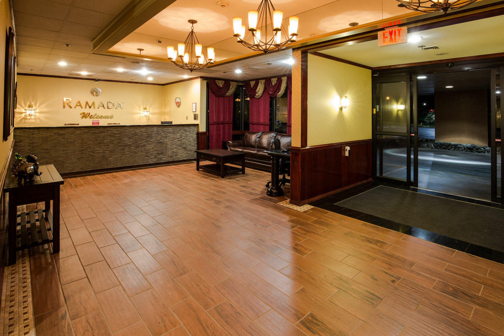 Ramada By Wyndham Medford Hotel & Conference Center Екстер'єр фото
