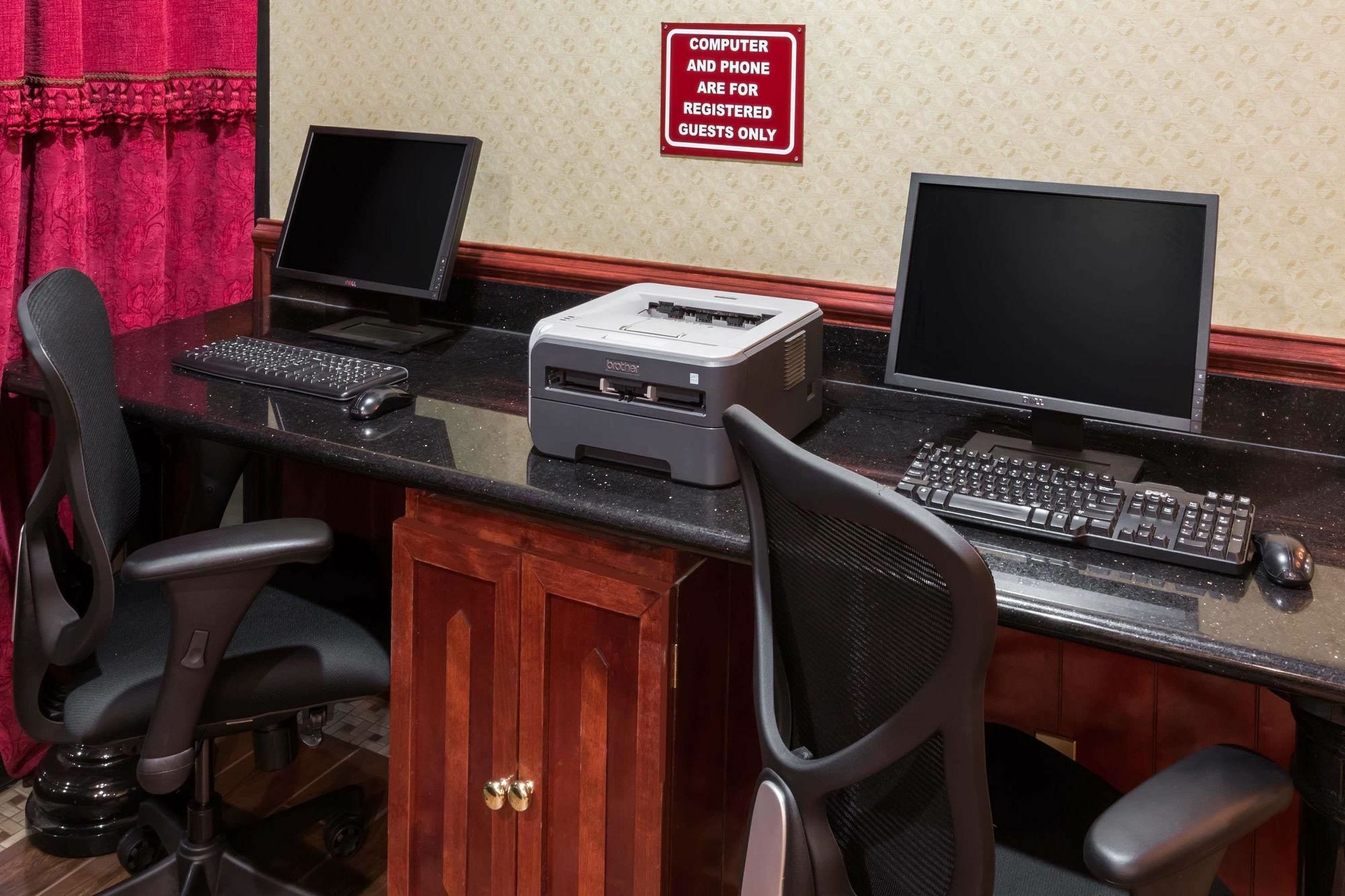 Ramada By Wyndham Medford Hotel & Conference Center Екстер'єр фото
